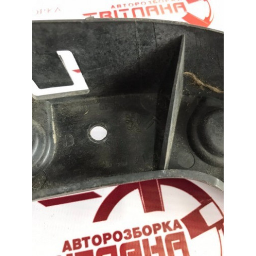 Кронштейн переднего бампера правый Partner Berlingo 2003-2008 9644734180